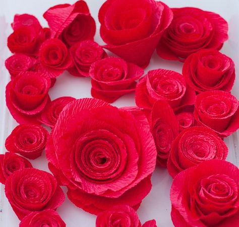 Crepe Roses, Crepe Paper Roses Tutorial, Kentucky Derby Diy, Derby Decorations, Kentucky Derby Decorations, Kentucky Derby Theme, Paper Flowers Roses, Kentucky Derby Themed Party, Roses Tutorial