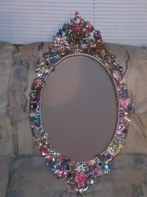 I made this mirror, many months of planning and buying!! bejeweled mirror! Mirror Embellishment Ideas, Bejeweled Mirror, Mirror Diy Ideas, Bedazzled Mirror, Decorate Mirror, Decorated Mirrors, Ideas Decoracion Salon, Decorated Mirror, Mirror Beads