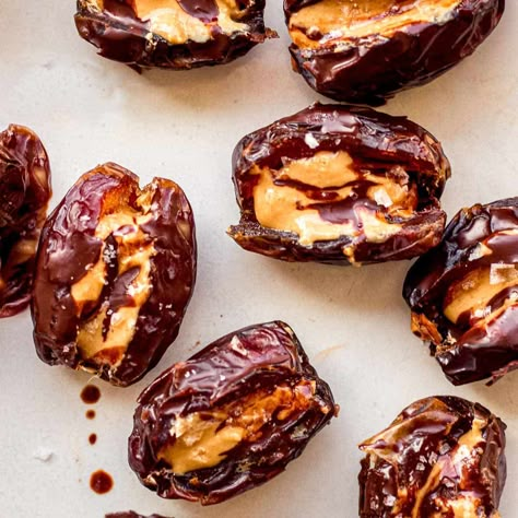 Stuffed Dates with Peanut Butter & Chocolate Dates With Peanut Butter, Recipes Dates, Recipes To Freeze, Raw Food Desserts, Hazelnut Cheesecake, Macro Meal Prep, Gluten Free Dairy Free Desserts, Healthy Vegan Cookies, Vegan Snack Ideas