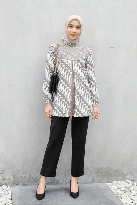 Inspirasi Hijab Pashmina Kaos Remaja. Jangan lupa Follow ya ! Batik Office Look, Batik Fashion Modern Atasan, Outfit Guru, Batik Fashion Modern Casual, Batik Fashion Hijab, Model Tunik Batik Modern, Batik Modern Fashion Style, Batik Fashion Modern, Model Blouse Batik