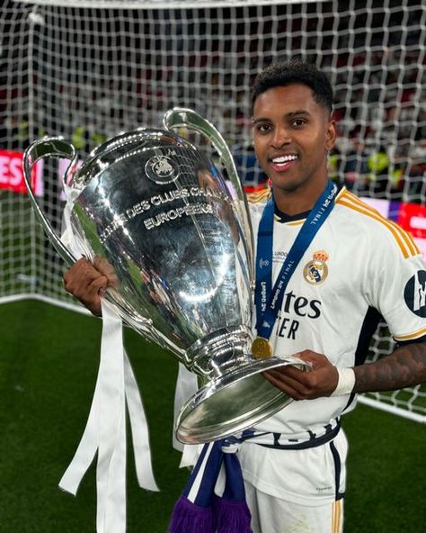 Rodrygo Goes - RG 💜⚡️🇧🇷 on Instagram: "15🏆🤍 TE QUIERO @realmadrid" Brazil Players, Liverpool Football Club Wallpapers, Biography Projects, Real Madrid Video, Real Madrid Champions League, Real Madrid Shirt, Real Madrid Team, Cute Football Players, Men's Soccer Teams