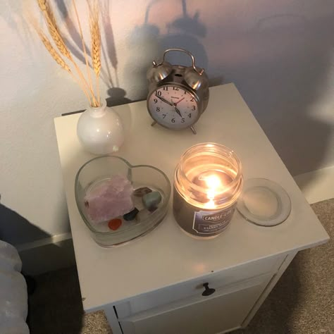 Aesthetic Night Stand Ideas, Night Table Ideas Aesthetic, Night Stand Aesthetic Decor, White Nightstand Aesthetic, Aesthetic Night Table, Cute Nightstands Aesthetic, Nightstand Aesthetic Decor, Night Stand Ideas Aesthetic, Bedside Table Decor Aesthetic