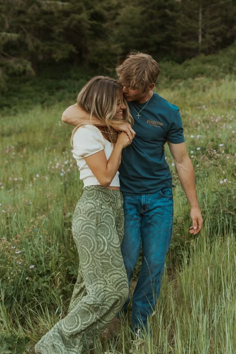 Couple-laughing-at-Bogus-Baisn-in-Boise,-Idaho Photoshoot Lights, Engagement Outfits Summer, Summer Couples, Engagement Outfit, Couples Vibe, Couple Picture Poses, Couple Photoshoot Poses, Cute Couple Poses, Boise Idaho