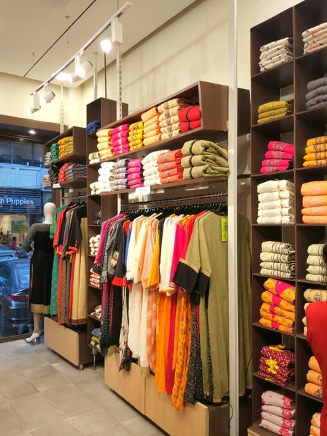 Saree Interior Design, Interior Design For Clothing Shop, Fashion Shops Interior, Indian Botique Interiors, Small Dress Shop Interior Design, Dress Showroom Interior Design, Fashion Designer Shop Interior, Dress Shop Design Boutique Interior, Ladies Garments Shop Interior Display