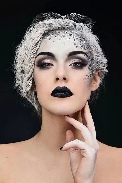 11 Stunningly Pretty Halloween Makeup Ideas - Wonder Forest Ice Queen Makeup, Ghost Makeup, Grey Eye Makeup, Fantasy Make-up, Sparkle Makeup, Black And White Makeup, Halloween Make-up Looks, Drag Make-up, Halloween Makeup Pretty