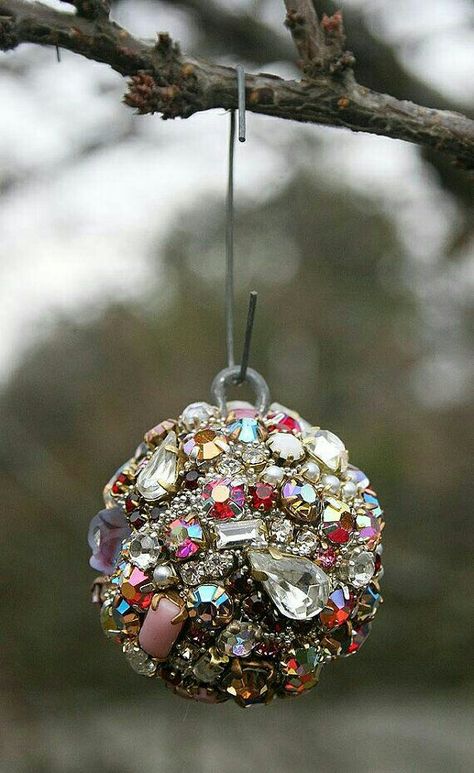 Jewelry ornament Old Jewelry Crafts, Costume Jewelry Crafts, Vintage Jewelry Ideas, Vintage Jewelry Repurposed, Jeweled Christmas, Jewelry Christmas Tree, Motifs Perler, Vintage Jewelry Crafts, Vintage Jewelry Art