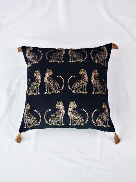 Animal Print Pillows, Chic Pillows, Preppy Room, Printed Pillowcases, Printed Cushion Covers, Fabric Animals, Printed Cushions, Cushion Pattern, Giraffe Print