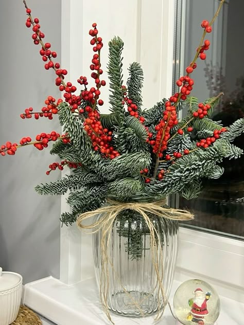 Christmas Decir, Christmas Foliage, Christmas Vases, Scandinavian Christmas Decorations, Christmas Bouquet, Christmas Candle Decorations, Winter Decorations Diy, Christmas Flower Arrangements, Christmas Floral Arrangements