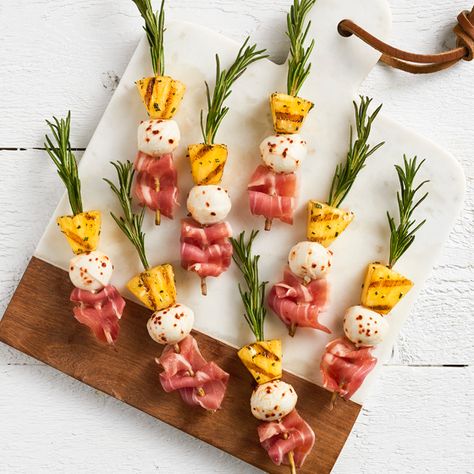 Bocconcini, Pineapple, Prosciutto and Rosemary Skewers Recipe from Saputo Party Food Cheap, Rosemary Skewers, Canapes Faciles, Peach Syrup, Appetizers For A Crowd, Skewer Recipes, Italian Appetizers, Party Appetizers Easy, Feeding A Crowd