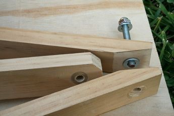 Insert the eyebolt with washers for a DIY Art EASEL Fine Woodworking Furniture, Diy Easel, نباتات منزلية, Wood Crafting Tools, Woodworking Projects For Kids, Woodworking For Kids, Art Easel, Diy Holz, Woodworking Jigs