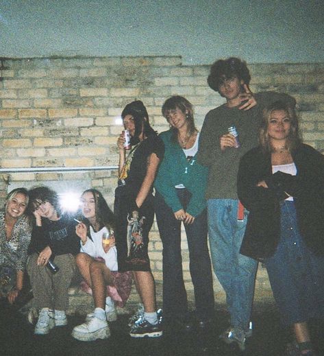 90s Friend Group, Aesthetic Attraction, Friends Group Photo, Film Pics, Friend Group Pictures, Search Party, Paris Vibes, Big Friends, Kool Kids