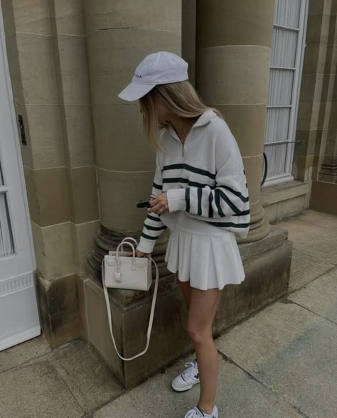 Tennis Whites Outfit, Tennis Skirt Outfit Fall, White Pleated Mini Skirt Outfit, Tennis Skirt Styling, Styling Tennis Skirt, Tenis Skirt Outfits, Pleated Tennis Skirt Outfit, Pleated Skirt Outfit Short, Tennis Skirt Outfit Summer