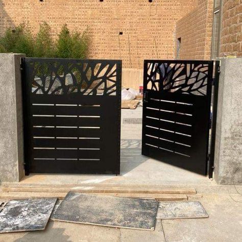 Metal Gate Design Modern Entrance, Latest Main Gate Design Entrance Iron Doors, Main Gate Design Entrance Iron Doors, Iron Gate Design Modern Entrance, Main Grill Gate Design, Metal Gate Designs, Modern Iron Gate Designs, Modern Front Gate Design, Latest Main Gate Designs