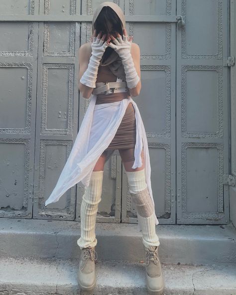 @Norabora_ on Insta Cyberpunk Y2k Fashion, Wasteland Outfit Aesthetic, White Dystopian Outfit, Utopian Outfit, Dune Clothes Aesthetic, Apocalypse Inspired Outfits, Dystopian Future Fashion, Dunecore Outfits, Sci Fi Fits