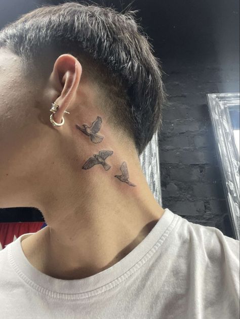 Rosen Tattoo Mann, Simple Neck Tattoos, Bird Tattoo Neck, Hals Tattoo Mann, Arm Tattoos Black, Tato Flash, Small Neck Tattoos, Behind Ear Tattoos, Side Neck Tattoo