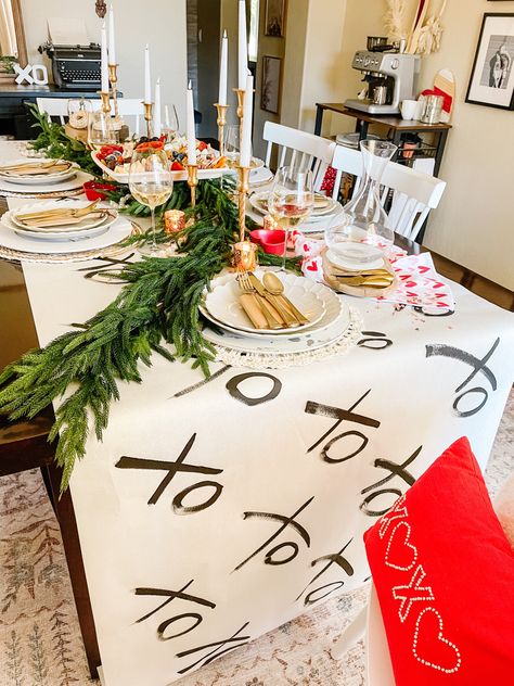 XOXO ❤️ Xoxo Party Theme, Diy Valentine, Valentines Diy, Table Runner, Table Runners, Easy Diy, Valentines Day, Valentines, Valentine's Day