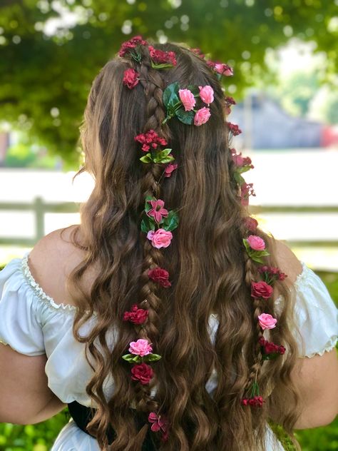 How To Braid Flowers Into Hair, Renisance Fair Hairstyle, Ren Fair Flower Crown, Renfair Hairstyles, Ren Faire Hairstyles Curly Hair, Ren Faire Flower Fairy, Ten Faire Hair, Ren Faire Flower Crown, Woodland Fairy Hairstyles