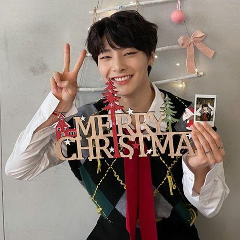 I.n Wallpaper Stray Kids, Skz Christmas, Christmas Kpop, Kpop Christmas, Christmas Wallpaper Ipad, Merry Christmas Wallpaper, Yang Jeongin, Christmas Icons, Felix Stray Kids