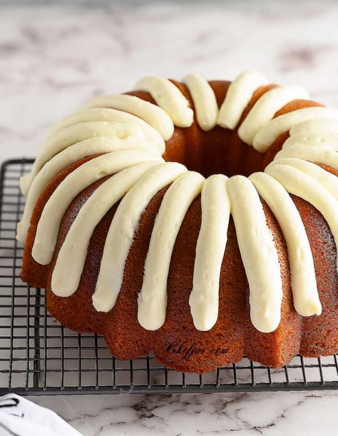 Bundt Cake Cream Cheese Frosting, Vanilla Bundt Cake Recipes, Bunt Cake Recipe, Red Velvet Bundt Cake, Easy Bundt Cake Recipes, Red Birthday Cakes, Easy Bundt Cake, Cake From Scratch, Nothing Bundt Cakes