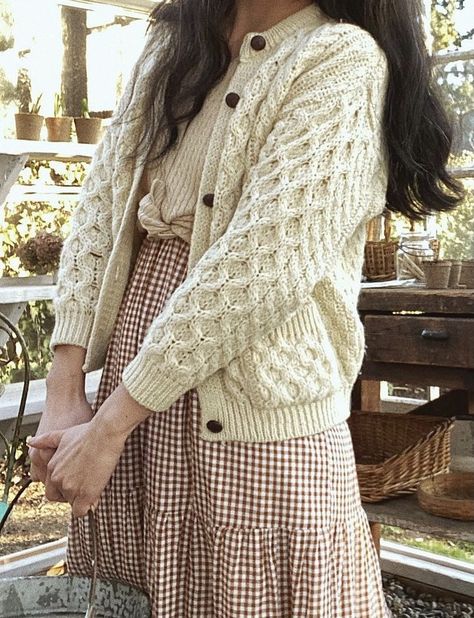 Cottage Clothes Aesthetic, Cottagecore Athleisure, Neutral Cottagecore Outfit, Cottage Outfit Winter, Cottage Core Mom Aesthetic, Feminine Homemaker Outfits, English Cottage Fashion, Cottagecore Fall Fashion, Granola Cottage Core Aesthetic