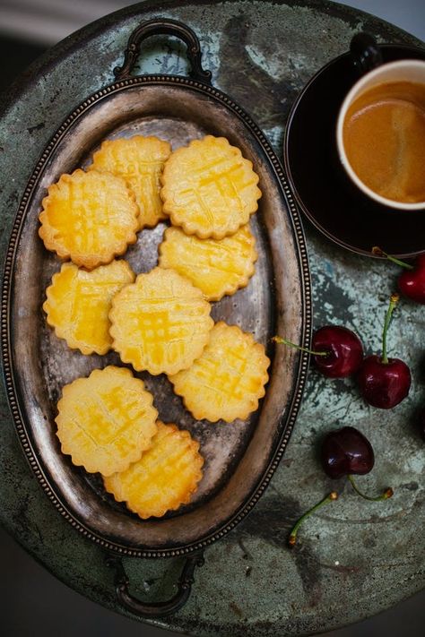 No vanilla, no citrus zest — just high-quality, salted butter. This French recipe comes from Brittany, France called Galette des Brittany that's so simple, all it takes is salted butter,  powdered sugar,  flour and egg yolks. Galette Cookie Recipe, Recipe Inspirations, Fair Food, German Recipes, Butter Cookies Recipe, Caramel Cookies, Cookie Time, Cookie Crumbs, Dessert Dishes