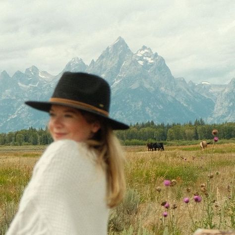 Emily Layne on Instagram: "A wholesome week in cowboy country Some highlights and must-do’s: ✨ Staying at Jackson Lake Lodge AND Rustic Inn Creekside Resort ✨ Waking up for sunrise in Grand Teton National Park ✨ Night out at Million Dollar Cowboy Bar ✨ Hiking Jenny Lake/Cascade Canyon Trail ✨ Waffles at the top of Jackson Hole Ski Resort ✨ Spending lots of time with horses & going horseback riding in the Grand Tetons ✨ Jackson Hole Winery ✨ Going thrifting & shopping downtown Jackson! B Jacksonhole Wyoming Summer, Jackson Hole Photoshoot, Jackson Hole Wyoming Bachelorette, Jackson Hole Wyoming Aesthetic, Jackson Hole Wyoming Outfits, Jackson Hole Aesthetic, Jackson Hole Wyoming Winter Outfits, Jackson Hole Wyoming Summer Outfits, Jackson Hole Bachelorette