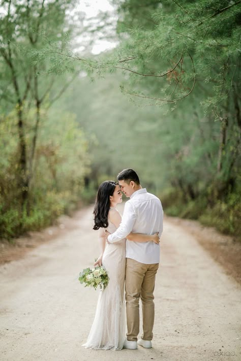 Korean Wedding Photography Outdoor, Outdoor Prewedding Photography, Wedding Esthetic Ideas, Outdoor Wedding Photography Poses, Bali Prewedding Photography, Prewedding Photography Pose, Prewedding Pose Outdoor, Outdoor Wedding Poses, Prenup Poses Ideas