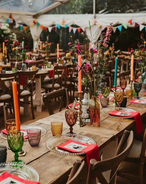 Clear Marquee Wedding With Colourful Decor - Rock My Wedding Back Garden Wedding, Cute Table, Colorful Wedding Flowers, Table Layout, Jewel Tone Wedding, Eclectic Wedding, Boda Mexicana, Wedding Dress Sequin, Tipi Wedding