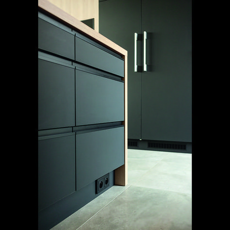 Image 4 of 10 from gallery of EGGER Surfaces in Kitchen Underwood | EGGER. The U999 PM Black in PerfectSense Matt is in harmony with the naturalness of the H3309 ST28 Sand Gladstone Oak. Illustration credits: © Monika Piecha Ziółkowska Oak Illustration, Open Plan Kitchen Dining Living, Zen House, Authentic Decor, Modern Cupboard Design, Open Plan Kitchen Dining, Minimal Kitchen, Bedroom Wall Designs, Kitchen Dining Living