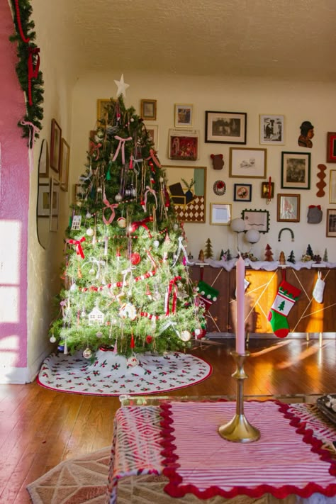 Vintage maximalist eclectic cozy Christmas tree decor. Modern christmas decorations. Holiday vibes, holiday inspo. Tinsel christmas tree. Colorful christmas inspiration Maximalist Decor Christmas, Indie Christmas Decor, Maximalist Holiday Decor, Christmas Decor Nostalgic, Tacky Christmas Decor, Eclectic Holiday Decor, Kitschy Christmas Tree, Vintage Eclectic Christmas Decor, Quirky Christmas Decorations