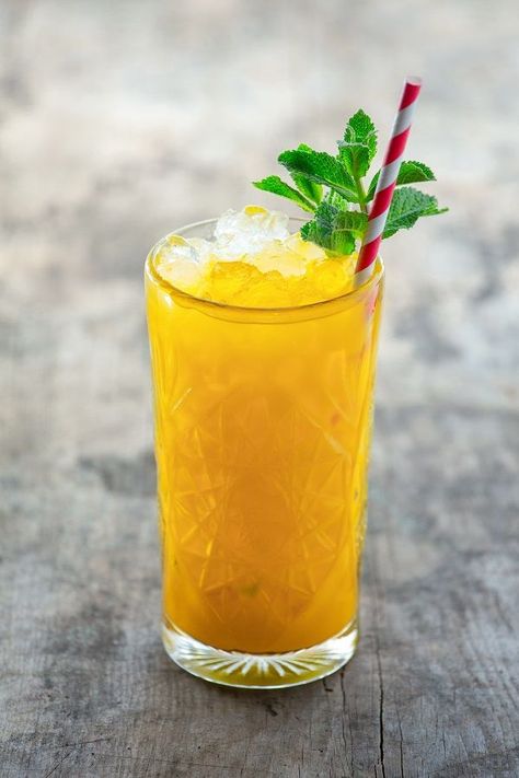 Mango Lemonade, Mango Drinks, Perfect Summer Drink, Homemade Cocktails, Mango Puree, Summer Drink, How To Squeeze Lemons, Non Alcoholic, Refreshing Drinks