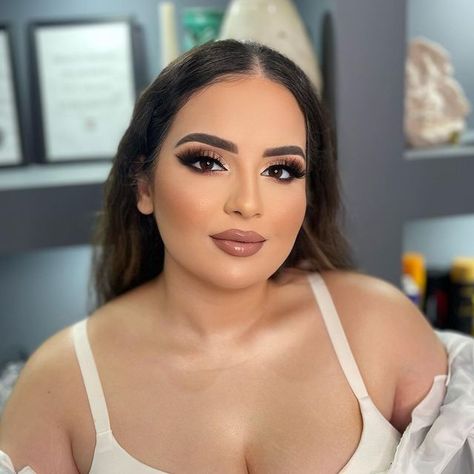 Bridal Makeup For Morena, Bridal Makeup For Big Brown Eyes, Bridal Makeup For Latinas, Wedding Makeup Latina Brides, Latina Bride Makeup, Long Hair Styles Prom, Smokey Eye Glam Makeup, 2023 Bridal Makeup, Makeup Wedding Looks