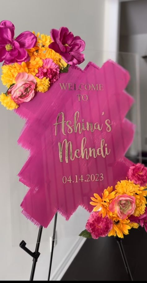 Mehandi Wedding Decoration, Mehedi Programme Decorations, Mendhi Decorations Ideas, Mehndi Night Decoration At Home, Welcome Mehendi Board, Sangit Night Decorations, Mehndi At Home Decor, Home Mehendi Decor Ideas, Diy Mehndi Decor At Home