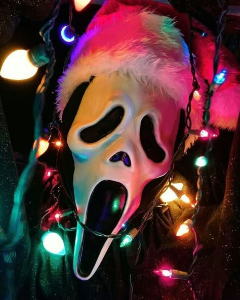 Ghostface Artwork, Ghost Face Wallpaper, Ghost Face Wallpaper Aesthetic, Scream Aesthetic, Genos Wallpaper, Christmas Ghost, Face Wallpaper, Ghostface Scream, Halloween Wallpaper Cute