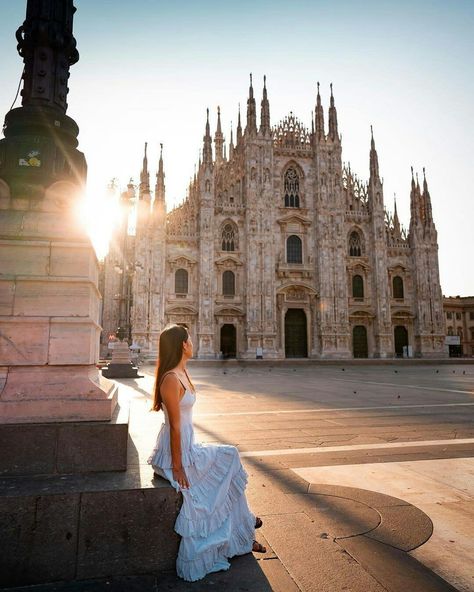 Milan Cathedral Photo Ideas, Duomo Photo Ideas, Duomo Photoshoot, Milan Photoshoot Ideas, Duomo Di Milano Photo Ideas, Milan Instagram Pictures, Milano Photo Ideas, Milan Photo Ideas, Milan Photoshoot