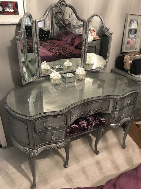 Goth Vanity, Gothic Decor Bedroom, Beauty Room Decor, Dark Home Decor, Cute Bedroom Decor, Dream House Rooms, Pretty Room, Elegant Furniture, Room Design Bedroom