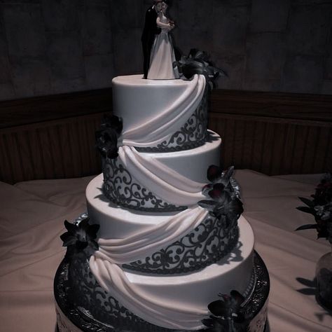 Black Themed Wedding Cake, Black And White Wedding Makeup, White Gothic Wedding Cake, Black Wedding Venue Aesthetic, Black Wedding Elegant, Black And White Wedding Cake Ideas, Wedding Cake Designs Black, Black Quinceanera Theme Decorations, Mafia Wedding Cake