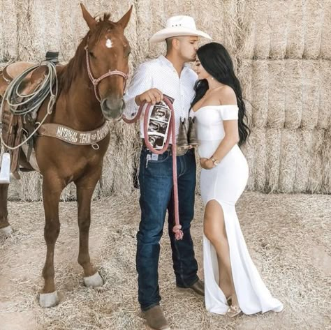 Takuache Girl Outfits For School, Country Maternity Photos, Takuache Girl Outfits, Pregnancy Announcement Photoshoot, Maternity Dresses Photography, Maternity Photography Poses Outdoors, Baby Announcement Photoshoot, Cute Cowgirl Outfits, Maternity Photography Poses Pregnancy Pics