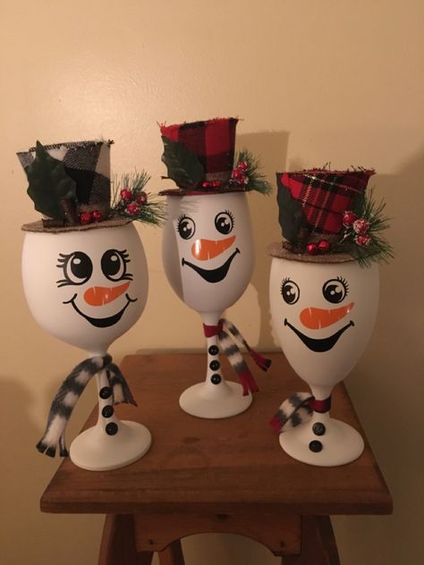 Old Wine Glasses Crafts, Snowman Wine Glasses Diy, Wine Glass Christmas Crafts, Diy Dollar Tree Crafts, Snowman Crafts Diy, Christmas Wine Glasses, Holiday Crafts Diy, Glass Christmas Decorations, Christmas Wine Bottles