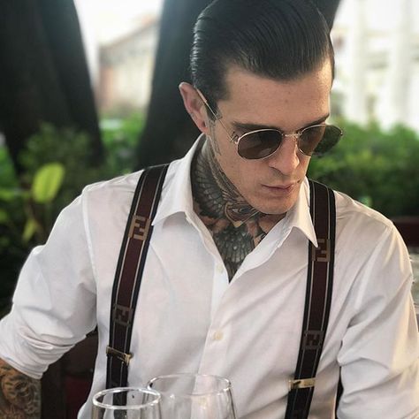 Suits And Tattoos, Jimmy Q, Fashion Show Makeup, Mens Fashion Suits Casual, Streetwear Hats, Mens Summer Fashion Beach, Mens Dress Outfits, Mens Fashion Vintage, Masculine Fashion