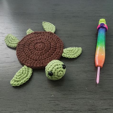 coaster crochet - Google Search Crochet Beach Coasters, Crochet Turtle Coaster, Beach Coasters, Mug Rug Tutorial, Diy Beach Decor, Crochet Turtle, Variegated Yarn, Decor Diy, Crochet Coasters