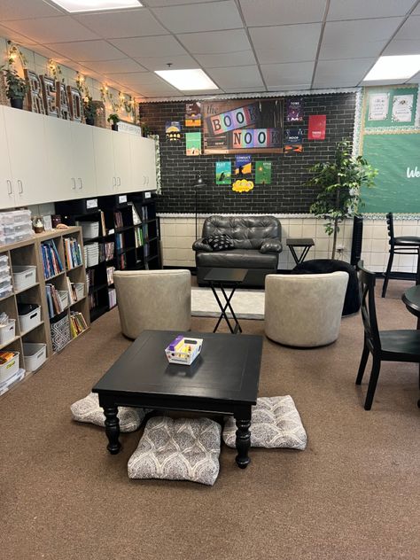 Reading classroom Cozy Area Classroom, Reading Room Ideas Cozy, Comfy Classroom, 7th Grade English, 2023 Classroom, Cafe Vibes, Student Lounge, School Dr, High School Reading