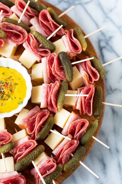 These delish Cuban sandwich skewers are undoubtedly the easiest appetizer ever! All you need to do is layer salami, ham, Swiss cheese, and a mini pickled dill on a skewer, to have yourself a low-carb little Cuban sandwich on a stick. Don't forget to add some dijon mustard for dipping! Club Sandwich Skewers, Cuban Sandwich Skewers, Salami Cheese Skewers, Cheese Skewers Appetizers, Appetizer Skewers Cold, Skewer Snacks, Meat And Cheese Skewers, Salami Skewers, Mini Sandwich Appetizers