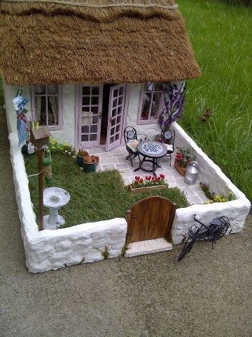 Haus mit Terrasse (weiße Mauer) Fairy Garden Designs, Faeries Gardens, Fairy Garden Houses, Diy Fairy, Fairy Garden Diy, Miniature Houses, Miniature Fairy, Miniature Fairy Gardens, Miniature House