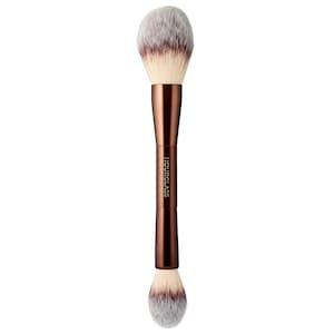 Shop Hourglass’s Veil Powder Brush at Sephora. A double-ended brush custom designed to be used with Veil™ Translucent Setting Powder. Hourglass Powder, Natural Eyeshadow Palette, Hourglass Makeup, Natural Eyeshadow, Best Makeup Brushes, Makeup Swatches, Concealer Brush, Blush Brush, Powder Makeup