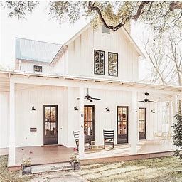 classic farmhouse exterior design - Search Images White Farmhouse Exterior, Home Designs Exterior, Farmhouse Room, Dream Farmhouse, Farmhouse Inspiration, Modern Farmhouse Exterior, Farm Houses, House With Porch, Farmhouse House