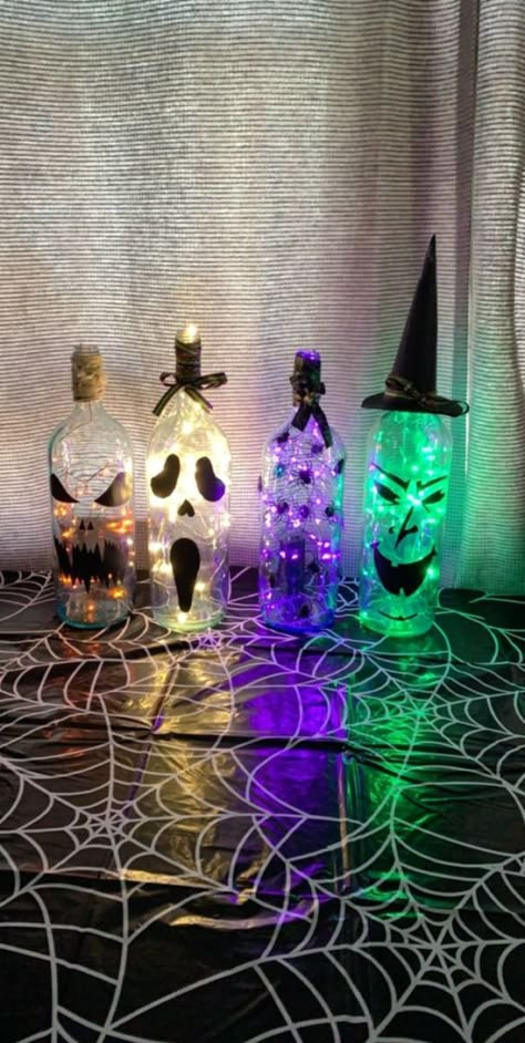 Unique Wine Bottle Crafts, Glass Bottle Decor Ideas, Halloween Wine Bottle Crafts, Diy Halloween Bottles, Lighted Bottles, Decoupage Bottles, Halloween Wine Bottles, Moldes Halloween, Spooky Diy