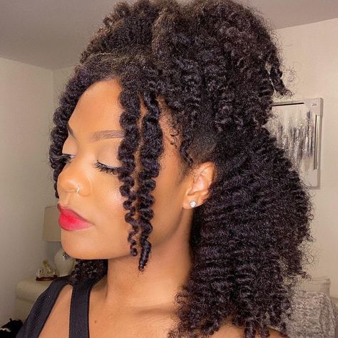 Dollar Curl Club on Instagram: “⁣Can we all take a moment to appreciate the definition from this twistout😍 @lynnswayxx” Half Up Half Down Twist, 4c Curly Hair, Type 4 Natural Hair, Pelo Afro, 4c Natural Hair, Natural Curls Hairstyles, Twist Out, Coily Hair, Natural Hair Inspiration