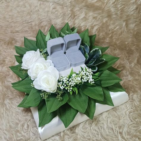 Dulang Hantaran Ideas, Small Wedding Bouquets, Bridal Bouquet Blue, Wedding Gift Pack, Creative Wedding Gifts, Creative Money Gifts, Hand Lettering Tutorial, Plate Decor, Wedding Preparation