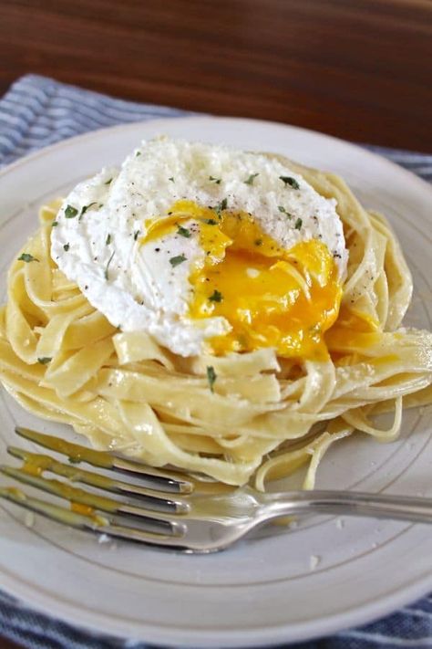 This Creamy Parmesan Pasta with a Poached Egg is ultimate brunch for the person who tends to prefer the lunch side of brunch. Made in only 15 minutes. Pasta With Egg, Creamy Parmesan Pasta, Panini Recipes Chicken, Chicken Panini, Poached Egg Recipe, Lunch Sides, Parmesan Cream Sauce, Creamy Pasta Dishes, Egg Pasta